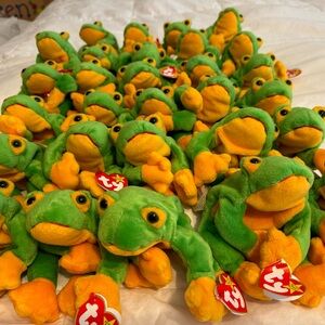 Smoochy the frog beanie babies.  Lot of 29.  New with tags.